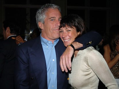 Jeffrey Epstein y Ghislaine Maxwell en Nueva York en marzo de 2005.