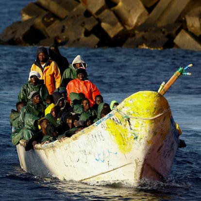 A fibreglass boat with migrants arrives at the port of La Restinga on the island of El Hierro, Spain, September 30, 2024. REUTERS/Borja Suarez     TPX IMAGES OF THE DAY