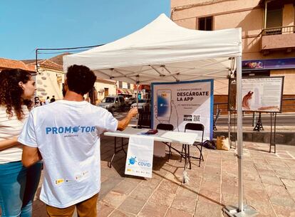 Un promotor explica el funcionamiento de Radar Covid en San Sebastián de La Gomera.