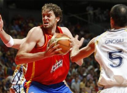 Gasol trata de zafarse del acoso del Ginóbili.