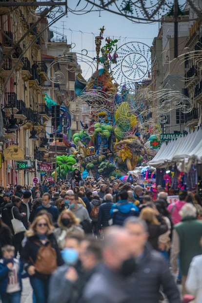 Afluencia de público para ver la falla ganadora de la sección de Especial de 2022, la de Convento Jerusalén.