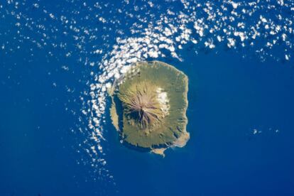 Imagem do arquipélago de Tristão da Cunha com o vulcão do mesmo nome, no sul do Oceano Atlântico. A fotografia foi tirada pelos astronautas da Estação Espacial Internacional (ISS) em fevereiro de 2013.