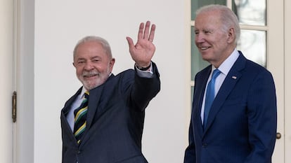 El presidente brasilseño, Luiz Inácio Lula da Silva, y su homólogo estadounidense, Joe Biden, camina por la Casa Blanca, el viernes.