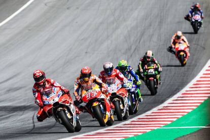 Lorenzo lidera la prueba al inicio; Vi&ntilde;ales al fondo.