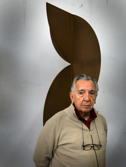 El escultor Andreu Alfaro en su estudio de Godella (Valencia), 2008.