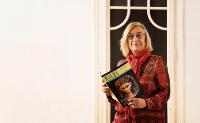 Maite Mascort, en la sede de la Sociedad Catalana de Egiptología con un ejemplar de la revista que editan.