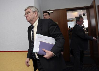 El consejero delegado de Opel, Nick Reilly, sale de la sala del hotel de Niedernhausen donde se ha celebrado la cita con los sindicatos.