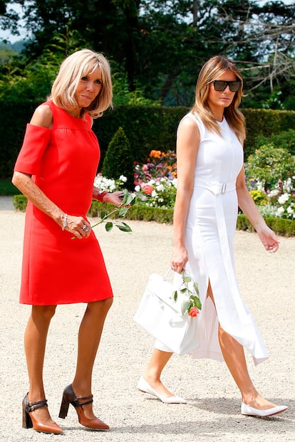 Brigitte Macon y Melania el día 25 Biarritz, durante el paseo informal de Primeras Damas por la localidad.