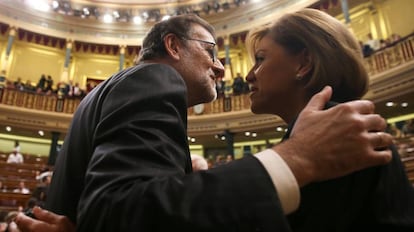 Mariano Rajoy saluda a la diputada María Dolores Cospedal en el Congreso.