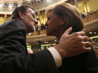 Mariano Rajoy saluda a la diputada María Dolores Cospedal en el Congreso.