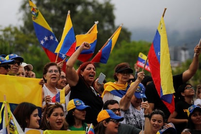 Partidarios de la oposición venezolana protestan por los resultados oficiales de las elecciones presidenciales, el 17 de agosto en El Salvador.