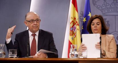 El ministro de Hacienda, Crist&oacute;bal Montoro, y la vicepresidenta del Gobierno, Soraya S&aacute;enz de Santamar&iacute;a.