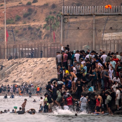 Claves para entender la crisis migratoria de Ceuta, la mayor entrada irregular de la historia reciente de España | El PAÍS Exprés | EL PAÍS