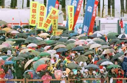 Espectadores bajo una de las fuertes lluvias que se produjeron en los Juegos de Nagano 98.