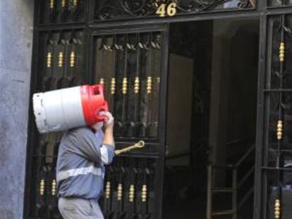 Los operadores de butano estudian emprender acciones legales contra la decisión del Gobierno de congelar el precio de la bombona en 16,1 euros, lo que les impide repercutir los costes reales de la materia prima y les obliga a asumir pérdidas. EFE/Archivo
