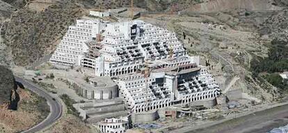 Hotel construido en el paraje de El Algarrobico.