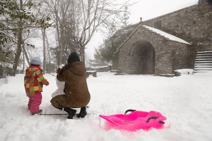 Una familia hace un muñeco de nieve en la localidad lucense de O Cebreiro, cubierta de nieve el pasado 28 de enero.