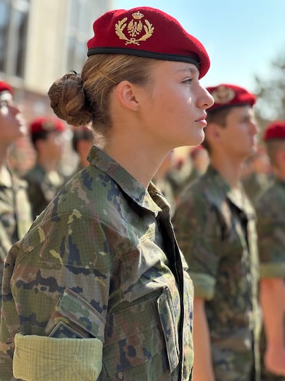 Leonor de Borbón, en una formación con la boina de color grancé con el escudo del Ejército de Tierra.