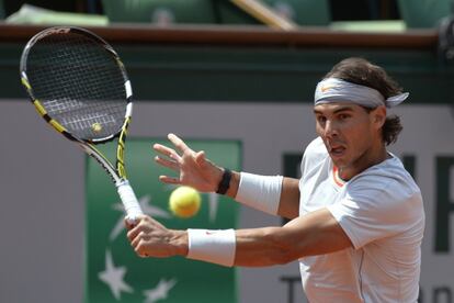 Nadal golpea la pelota en el partido ante Brands.