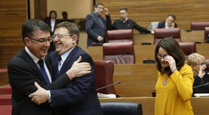 El presidente de las Cortes, Enric Morera, felicita al de la Generalitat, Ximo Puig, durante el pleno.