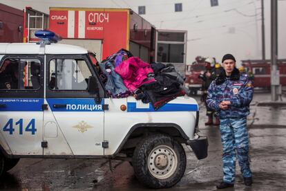 "Actualmente, se ha confirmado la muerte de 64 personas", informó el Comité de Investigación en su canal Telegram. En la foto, ropa amontonada en un automóvil policial en el lugar del incendio en un centro comercial en la ciudad siberiana de Kémerovo (Rusia), el 25 de marzo de 2018.
