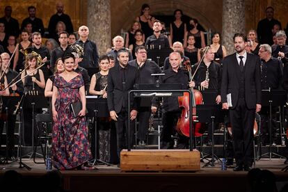 La soprano Katharina Konradi y el barítono Peter Mattei saludan al final del concierto junto a David Afkham e integrantes de la OCNE, el pasado jueves en Granada.