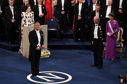 Kazuo Ishiguro, galardonado con el Premio Nobel de Literatura, en 2017 en Estocolmo, Suecia.