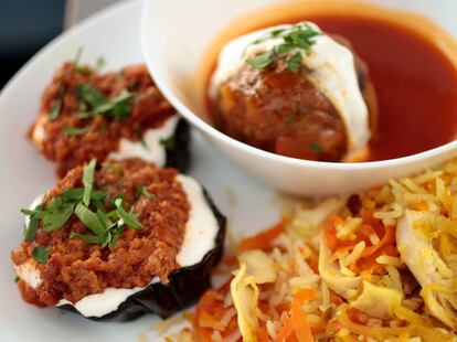 Menú de tres platos con berenjenas rellenas, arroz con piel de naranja y albóndiga de carne rellena de nuez y ciruela.