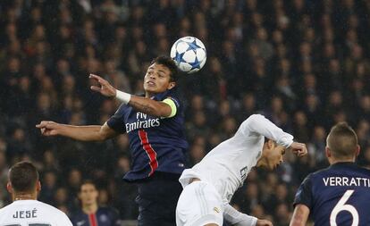 El defensa brasileño del PSG Thiago Silva (d) cabecea la pelota durante el partido.