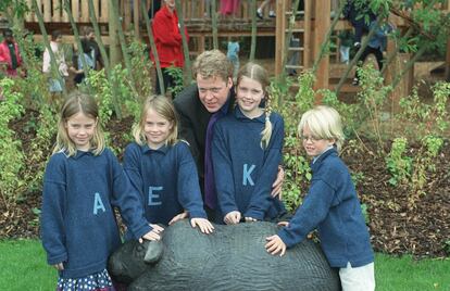 El conde Spencer con sus hijos Amelia, Eliza, Kitty y Louis en la inauguración de un memorial de Diana de Gales en los jardines de Kensington en junio de 2000.