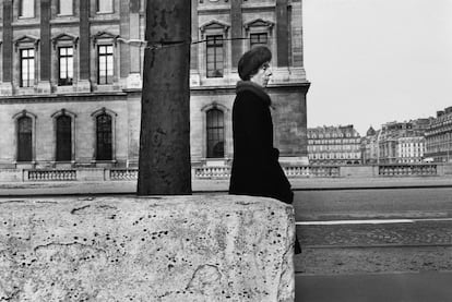 Mujer de perfil ante el Museo del Louvre en 1975.