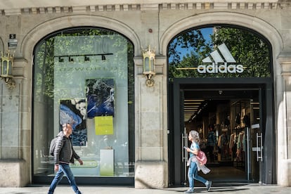 Exterior de una tienda de Adidas en Barcelona.