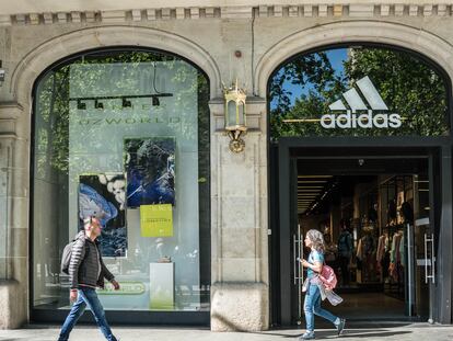 Exterior de una tienda de Adidas en Barcelona.