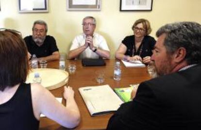 Los secretarios generales de UGT, Cándido Méndez (i), y CCOO, Ignacio Fernández Toxo (c), durante la reunión que mantuvieron con representantes del partido ecologista Equo, encabezados por su líder, Juan López de Uralde (d, de espaldas), para analizar la situación de la economía española, hoy en Madrid.