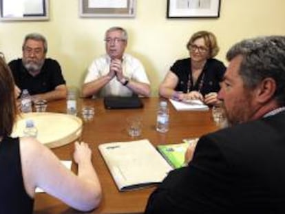 Los secretarios generales de UGT, Cándido Méndez (i), y CCOO, Ignacio Fernández Toxo (c), durante la reunión que mantuvieron con representantes del partido ecologista Equo, encabezados por su líder, Juan López de Uralde (d, de espaldas), para analizar la situación de la economía española, hoy en Madrid.