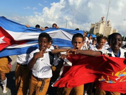 Estudantes cubanos participam de uma marcha oficial pela libertação dos espiões presos nos EUA, no dia 30 de setembro de 2014, em Havana.