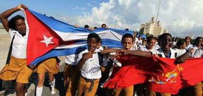 Estudiantes cubanos participan en una marcha oficial por la excarcelación de los espías presos en EE UU, el pasado 30 de septiembre en La Habana.