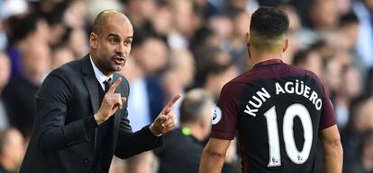 Guardiola le da instrucciones a Agüero.