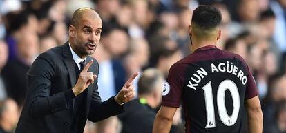 Guardiola le da instrucciones a Ag&uuml;ero.