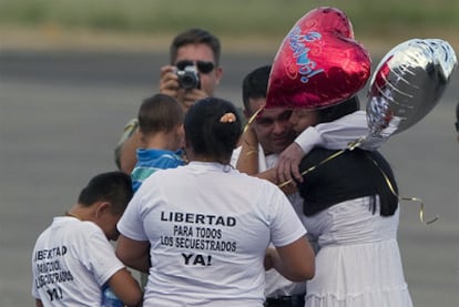 Los familiares de Marcos Baquero le reciben en el aeropuerto de Villavicencio tras ser liberado por las FARC.