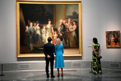 Emmanuel Macron, presidente de Francia, su esposa, Brigitte, y la mujer del primer ministro de Bélgica, Annik Penders, observan el cuadro 'La familia de Carlos IV', pintado por Francisco de Goya en 1800 y que muestra al entonces soberano, su esposa, hijos y familiares más directos como humanos, pero también como seres divinos y coronados por la gracia de Dios.