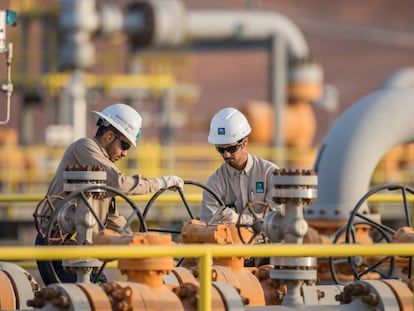 Operarios en una instalación de Aramco.