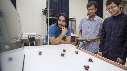 Los cientos de peque&ntilde;os robots que se autorrecargan se pueden programar a distancia 