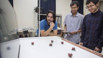 Los cientos de pequeños robots que se autorrecargan se pueden programar a distancia