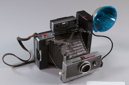 En la exposición se muestran varios modelos de cámara Polaroid, como el 100, que salió en 1963.