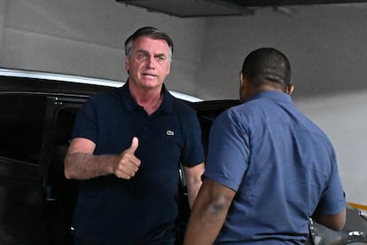 El expresidente Bolsonaro saluda a la prensa al llegar este miércoles a la sede de su partido en Brasilia.