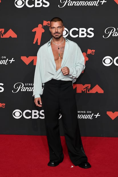 Ricky Martin, con camisa de gran escote y pantalón negro a su llegada a la alfombra roja. 