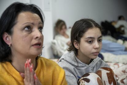 Nellya S. (45 años) y sus cuatro hijos, tres chicas y un niño, acabaron en el Solidarity Transit Center, dos locales comerciales en Chisináu, cedidos a tres organizaciones de ucranianos en Moldavia para la acogida de refugiados. Un voluntario les ofreció transporte a la ciudad y les trasladó desde la frontera a este lugar. Cuando llegaron, confusas porque todavía no se terminaban de creer que acababan de huir de una guerra en su país, no sabían adónde ir. Por suerte y azar, esa noche durmieron en una cama compartida y bajo mantas donadas, calientes y a salvo.