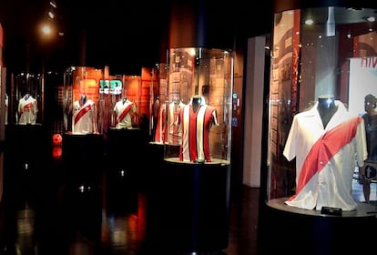 MUSEU DO RIVER PLATE (ARGENTINA) - 115 anos de história são contados no Museo River. Há um túnel do tempo do River Plate no museu, que divide sua trajetória cronologicamente. Dos anos mágicos da década de 40 aos títulos da Copa Libertadores, os grandes títulos dos millonarios são destrinchados no vasto espaço dedicado ao clube. O tour passa ainda pelos vestiários, arquibancada, gramado e outros locais do Monumental. Onde: Estádio Monumental de Nuñez, Buenos Aires. Horário de visitação: diariamente, de 10h às 19h (exceto em dias de jogo).