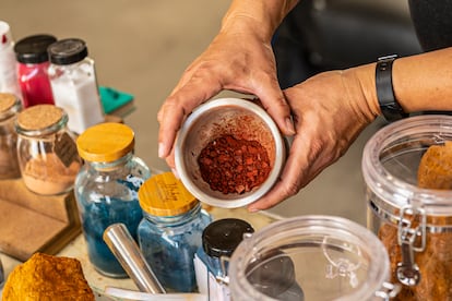 Herramientas de la artista La artista Sandy Rodríguez en su estudio.